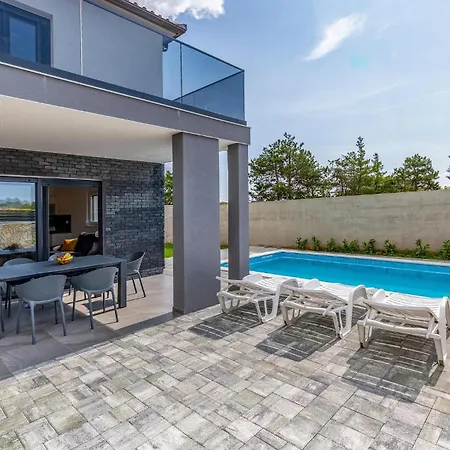 Holiday home Gorgeous In With Kitchen Pula