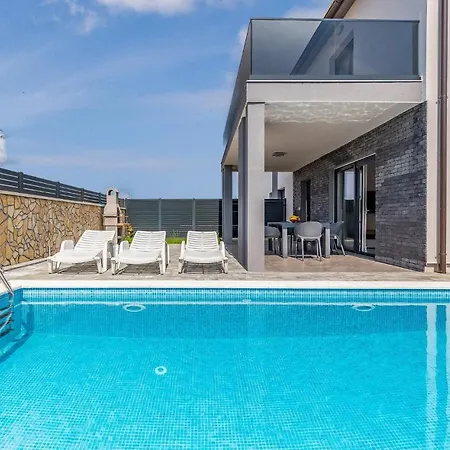 Vakantiehuis Gorgeous In With Kitchen
